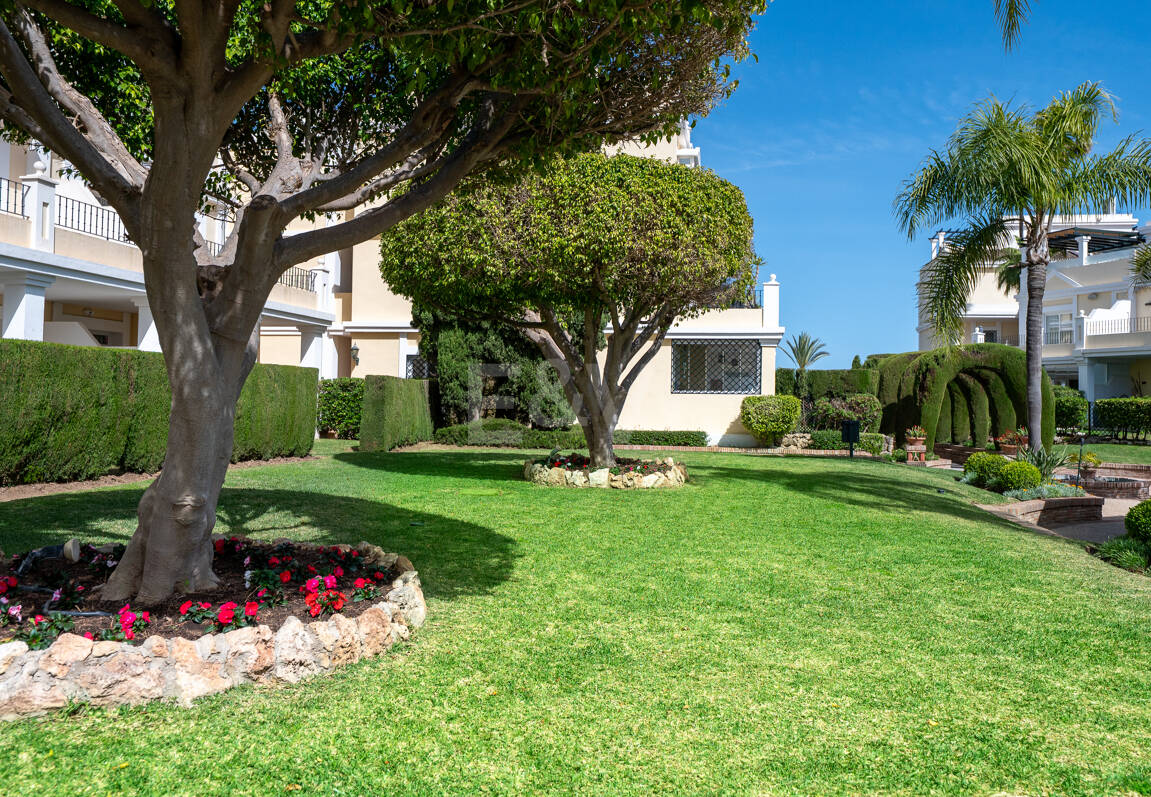 Vivir en el Jardín en Aloha Gardens, Nueva Andalucía, Marbella – Luminoso apartamento en planta baja de 2 dormitorios a poca distancia de Puerto Banús | Alquileres de media y larga estancia