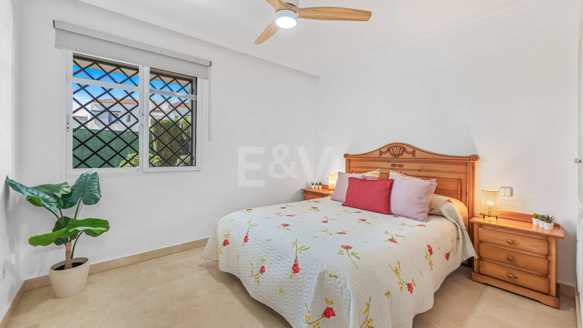 Vivir en el Jardín en Aloha Gardens, Nueva Andalucía, Marbella – Luminoso apartamento en planta baja de 2 dormitorios a poca distancia de Puerto Banús | Alquileres de media y larga estancia