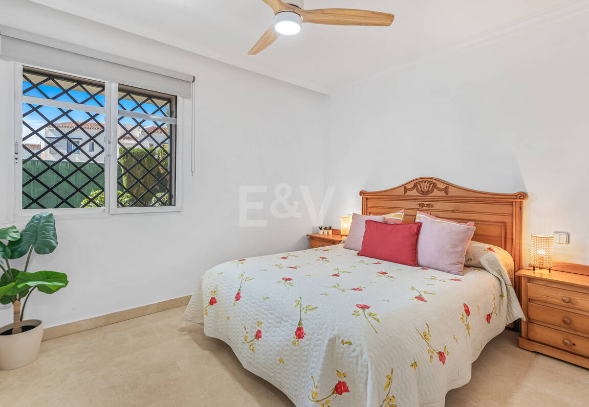 Vivir en el Jardín en Aloha Gardens, Nueva Andalucía, Marbella – Luminoso apartamento en planta baja de 2 dormitorios a poca distancia de Puerto Banús | Alquileres de media y larga estancia