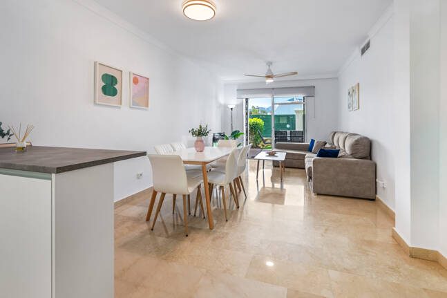 Vivir en el Jardín en Aloha Gardens, Nueva Andalucía, Marbella – Luminoso apartamento en planta baja de 2 dormitorios a poca distancia de Puerto Banús | Alquileres de media y larga estancia