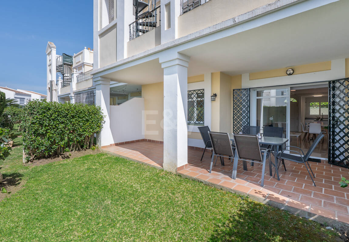 Vivir en el Jardín en Aloha Gardens, Nueva Andalucía, Marbella – Luminoso apartamento en planta baja de 2 dormitorios a poca distancia de Puerto Banús | Alquileres de media y larga estancia