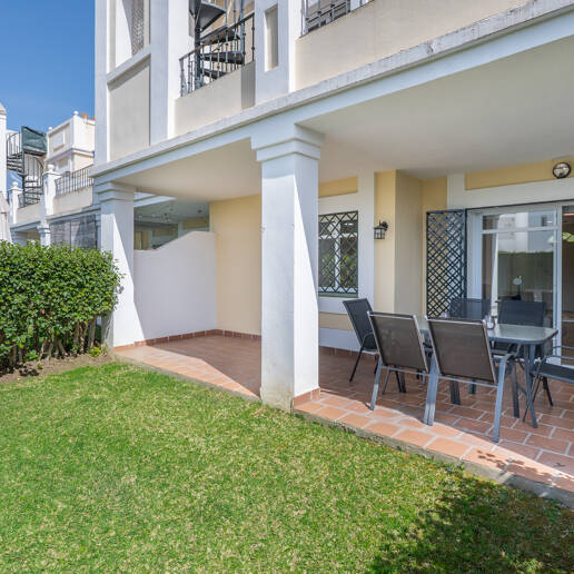 Vivir en el Jardín en Aloha Gardens, Nueva Andalucía, Marbella – Luminoso apartamento en planta baja de 2 dormitorios a poca distancia de Puerto Banús | Alquileres de media y larga estancia