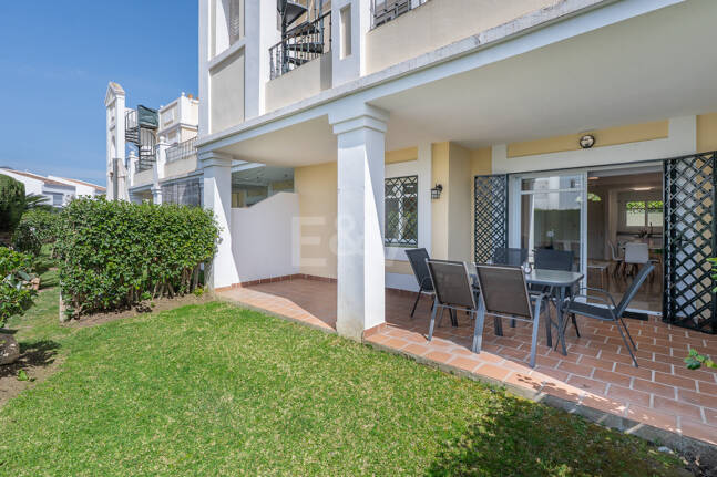 Vivir en el Jardín en Aloha Gardens, Nueva Andalucía, Marbella – Luminoso apartamento en planta baja de 2 dormitorios a poca distancia de Puerto Banús | Alquileres de media y larga estancia