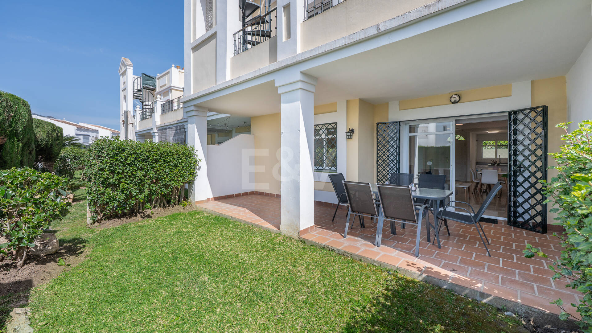 Vivir en el Jardín en Aloha Gardens, Nueva Andalucía, Marbella – Luminoso apartamento en planta baja de 2 dormitorios a poca distancia de Puerto Banús | Alquileres de media y larga estancia