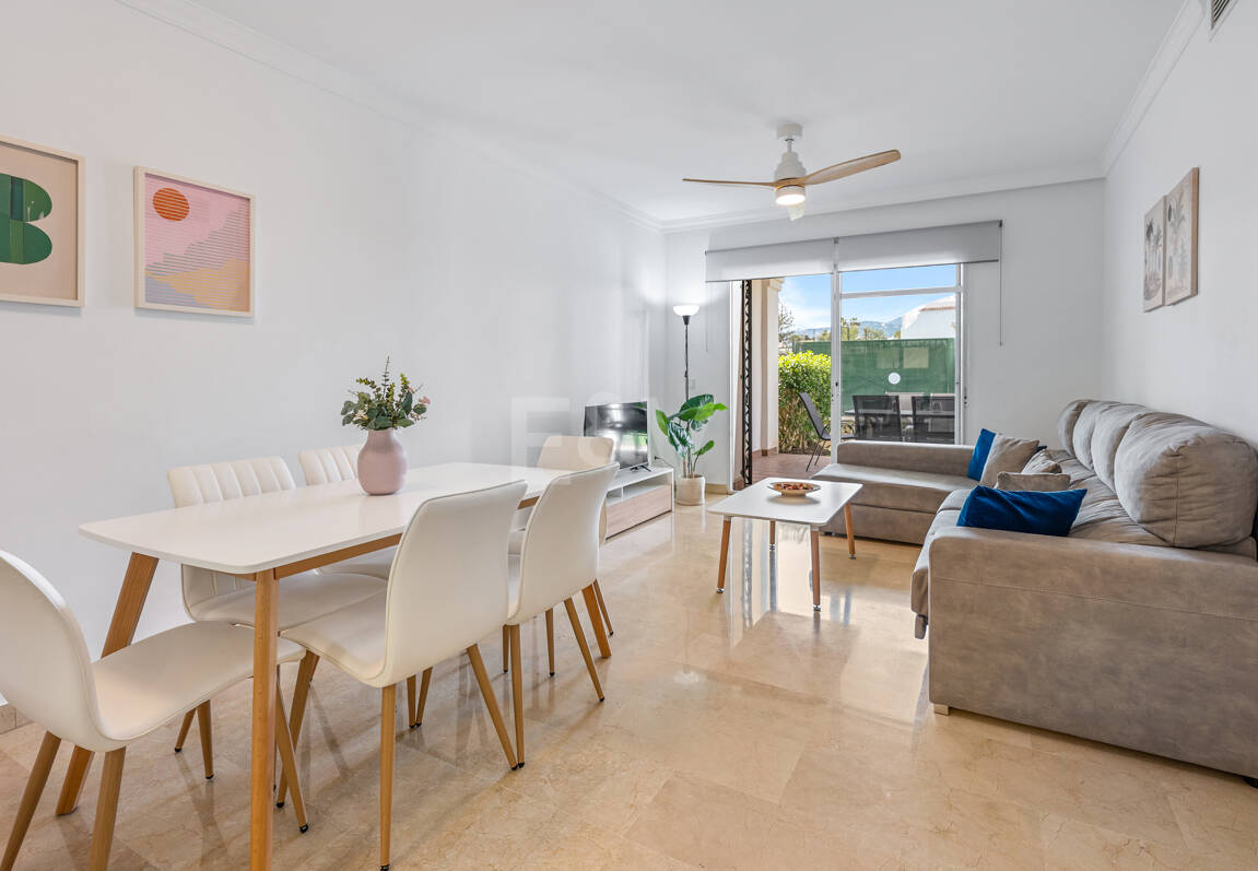 Vivir en el Jardín en Aloha Gardens, Nueva Andalucía, Marbella – Luminoso apartamento en planta baja de 2 dormitorios a poca distancia de Puerto Banús | Alquileres de media y larga estancia