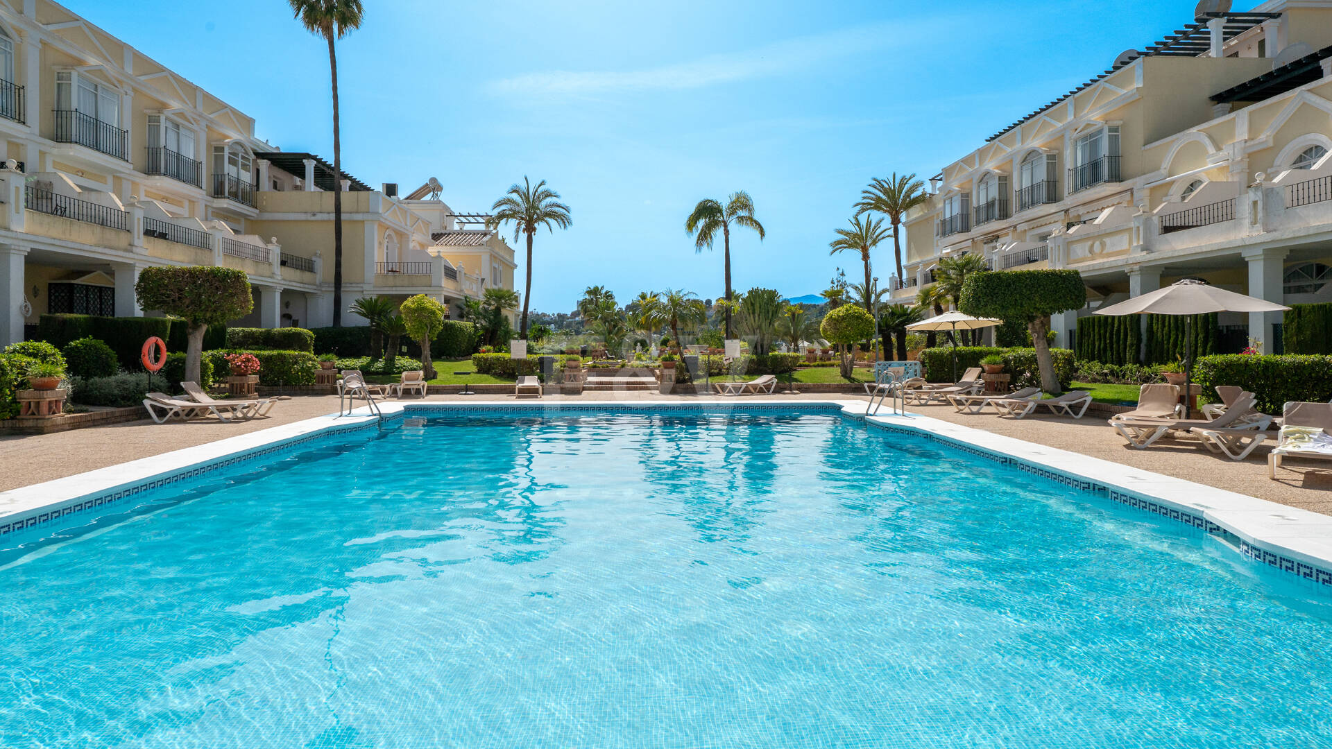 Vivir en el Jardín en Aloha Gardens, Nueva Andalucía, Marbella – Luminoso apartamento en planta baja de 2 dormitorios a poca distancia de Puerto Banús | Alquileres de media y larga estancia