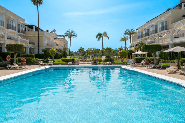 Vivir en el Jardín en Aloha Gardens, Nueva Andalucía, Marbella – Luminoso apartamento en planta baja de 2 dormitorios a poca distancia de Puerto Banús | Alquileres de media y larga estancia