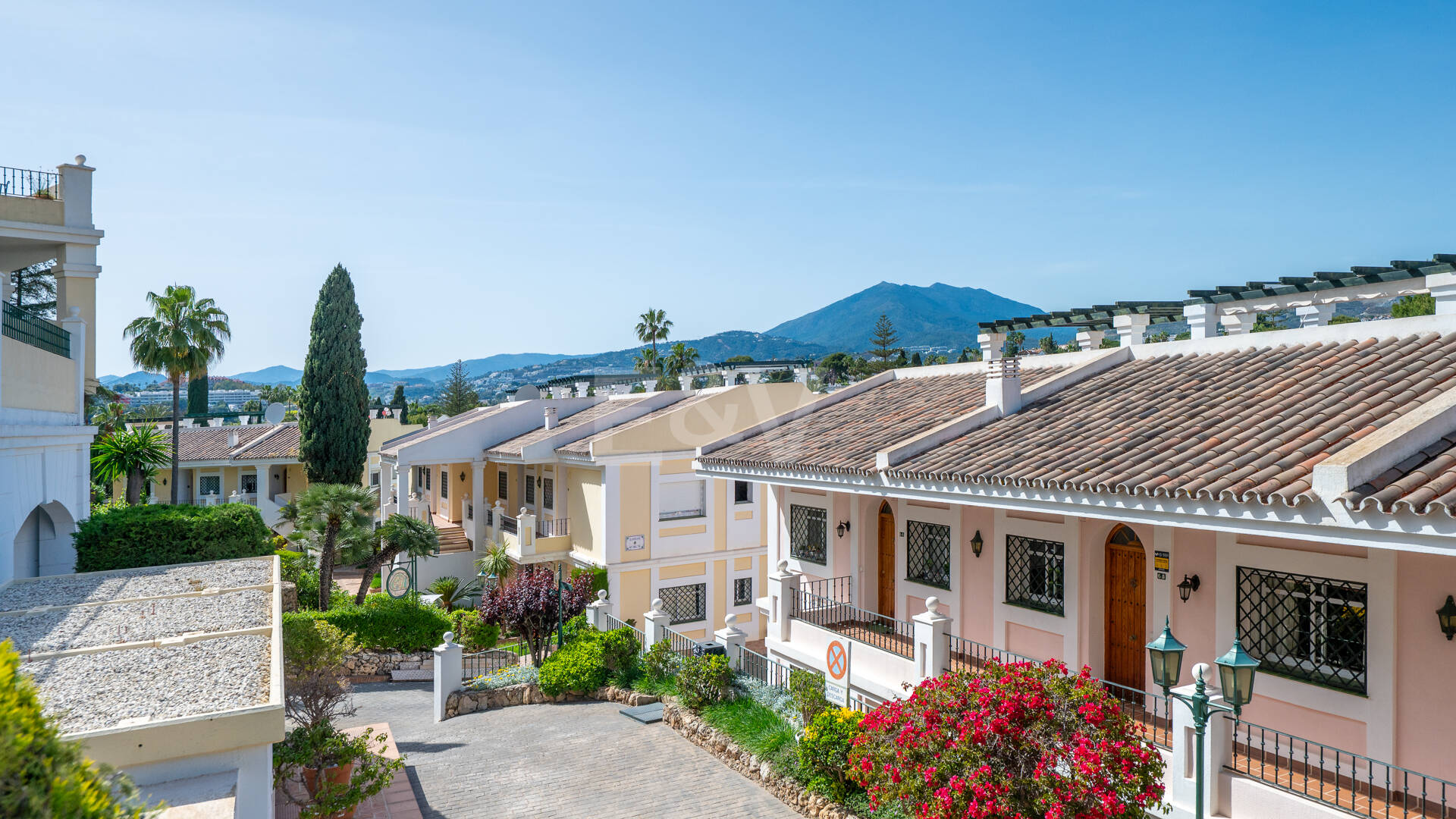 Vivir en el Jardín en Aloha Gardens, Nueva Andalucía, Marbella – Luminoso apartamento en planta baja de 2 dormitorios a poca distancia de Puerto Banús | Alquileres de media y larga estancia