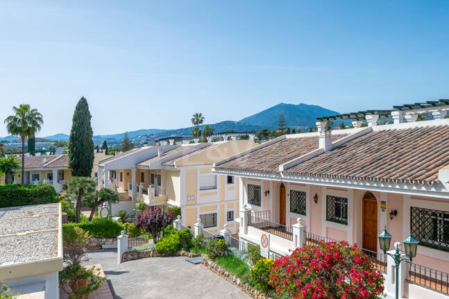Vivir en el Jardín en Aloha Gardens, Nueva Andalucía, Marbella – Luminoso apartamento en planta baja de 2 dormitorios a poca distancia de Puerto Banús | Alquileres de media y larga estancia