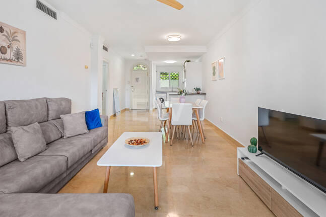 Vivir en el Jardín en Aloha Gardens, Nueva Andalucía, Marbella – Luminoso apartamento en planta baja de 2 dormitorios a poca distancia de Puerto Banús | Alquileres de media y larga estancia