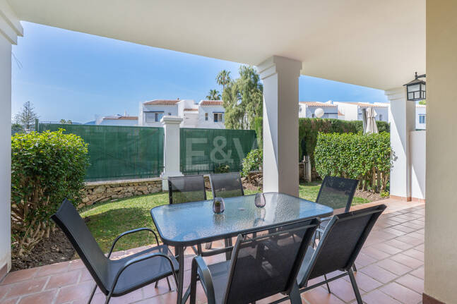 Vivir en el Jardín en Aloha Gardens, Nueva Andalucía, Marbella – Luminoso apartamento en planta baja de 2 dormitorios a poca distancia de Puerto Banús | Alquileres de media y larga estancia