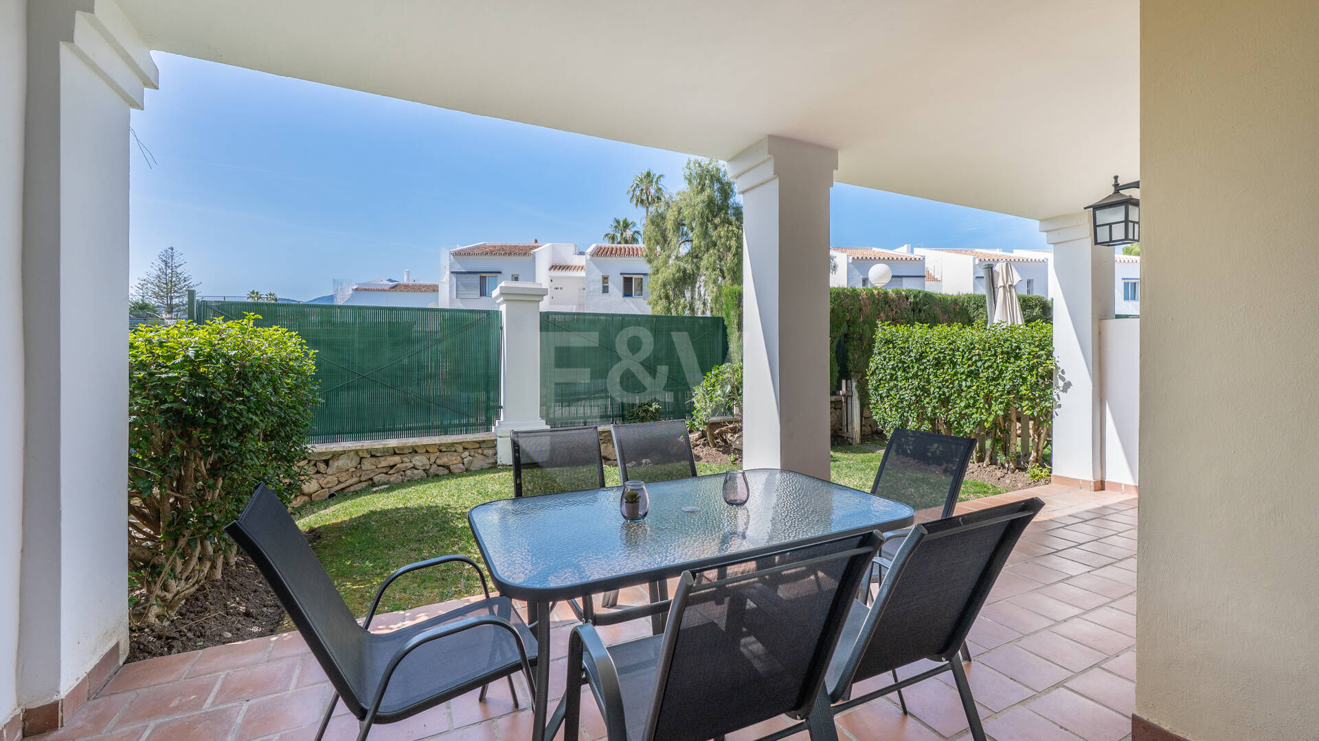 Vivir en el Jardín en Aloha Gardens, Nueva Andalucía, Marbella – Luminoso apartamento en planta baja de 2 dormitorios a poca distancia de Puerto Banús | Alquileres de media y larga estancia