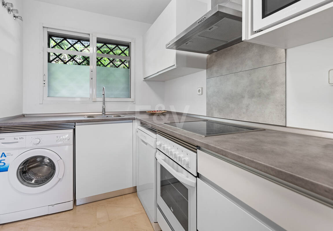 Vivir en el Jardín en Aloha Gardens, Nueva Andalucía, Marbella – Luminoso apartamento en planta baja de 2 dormitorios a poca distancia de Puerto Banús | Alquileres de media y larga estancia