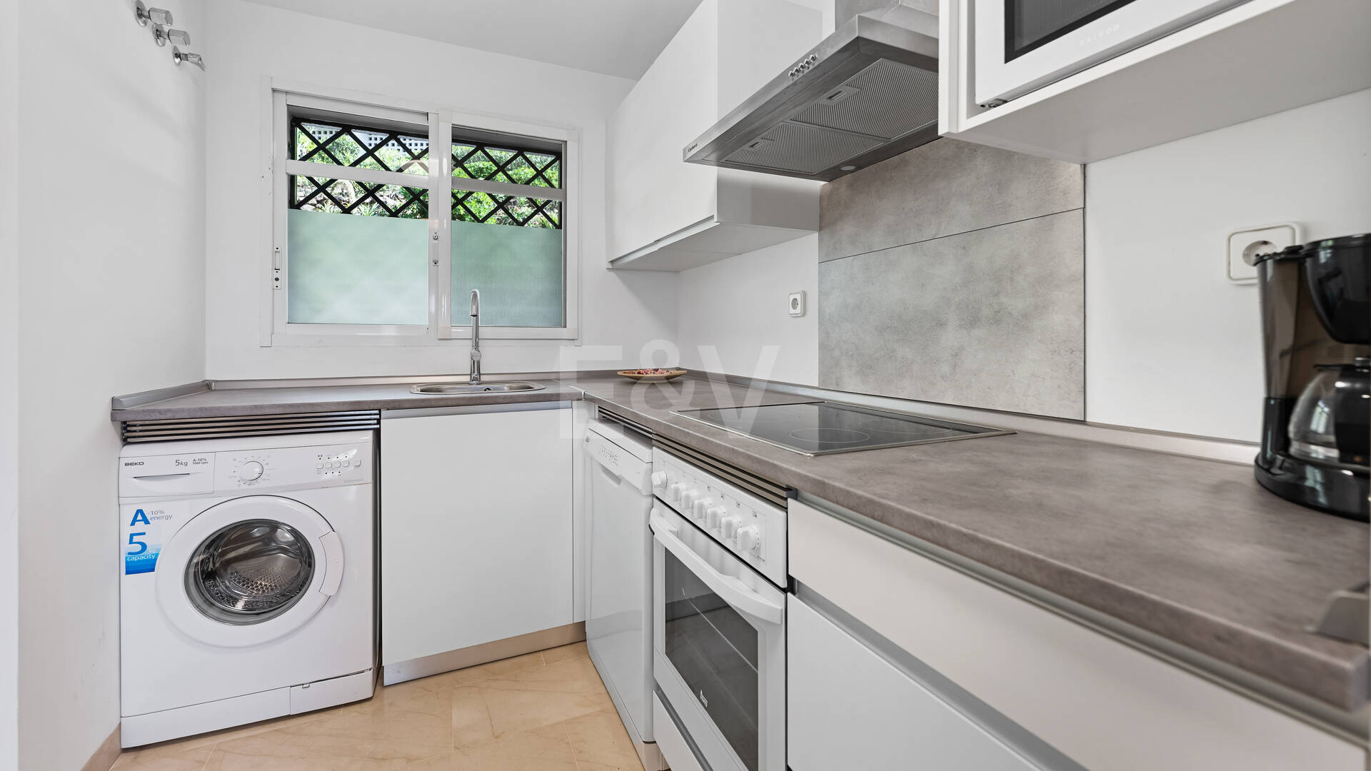 Vivir en el Jardín en Aloha Gardens, Nueva Andalucía, Marbella – Luminoso apartamento en planta baja de 2 dormitorios a poca distancia de Puerto Banús | Alquileres de media y larga estancia