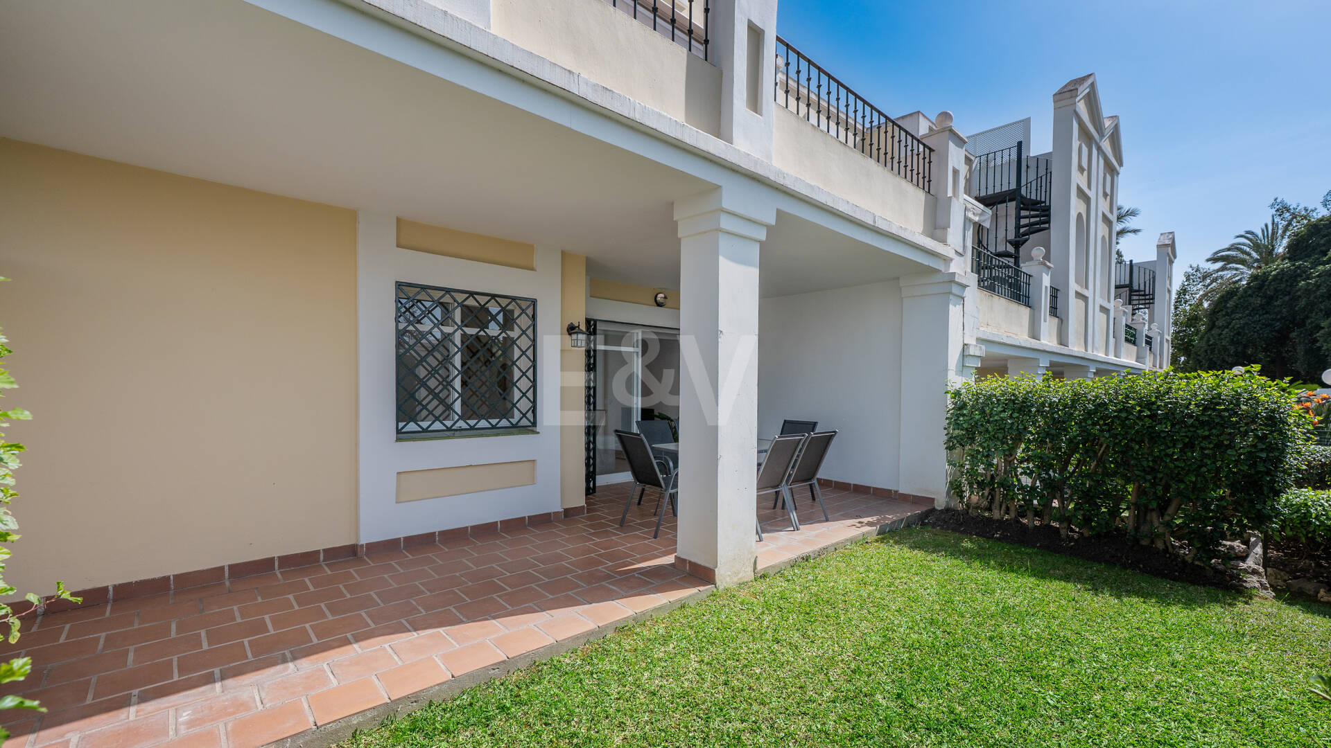 Vivir en el Jardín en Aloha Gardens, Nueva Andalucía, Marbella – Luminoso apartamento en planta baja de 2 dormitorios a poca distancia de Puerto Banús | Alquileres de media y larga estancia