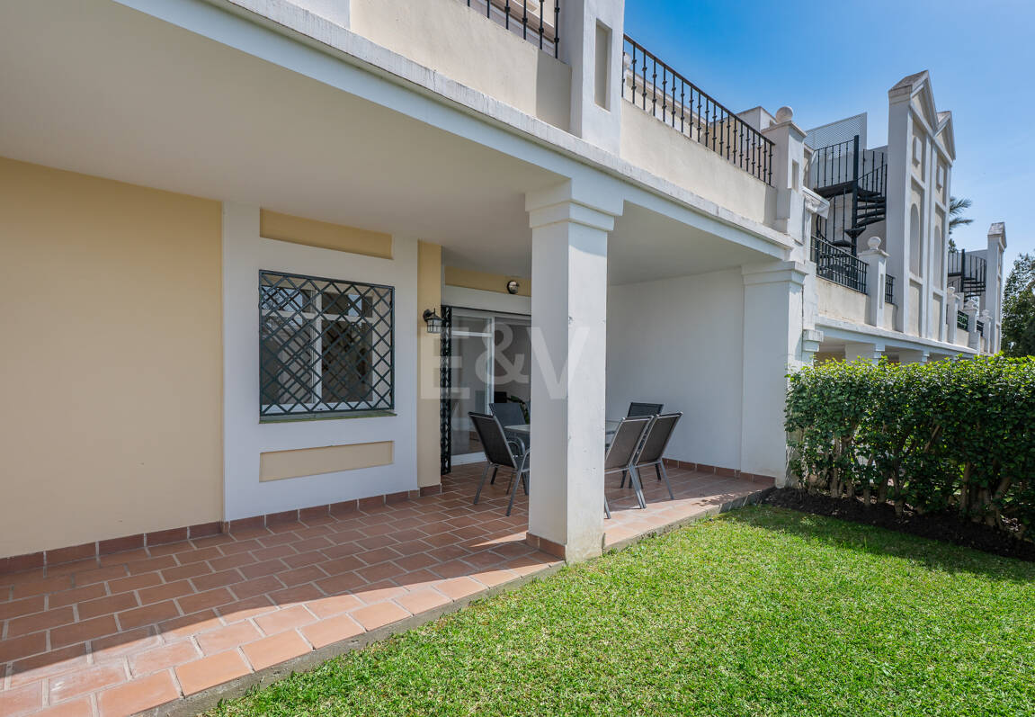 Vivir en el Jardín en Aloha Gardens, Nueva Andalucía, Marbella – Luminoso apartamento en planta baja de 2 dormitorios a poca distancia de Puerto Banús | Alquileres de media y larga estancia