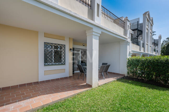 Vivir en el Jardín en Aloha Gardens, Nueva Andalucía, Marbella – Luminoso apartamento en planta baja de 2 dormitorios a poca distancia de Puerto Banús | Alquileres de media y larga estancia