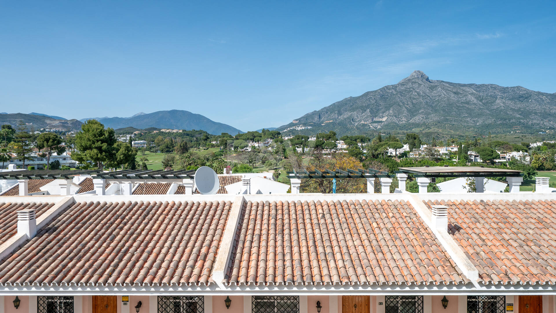 Vivir en el Jardín en Aloha Gardens, Nueva Andalucía, Marbella – Luminoso apartamento en planta baja de 2 dormitorios a poca distancia de Puerto Banús | Alquileres de media y larga estancia
