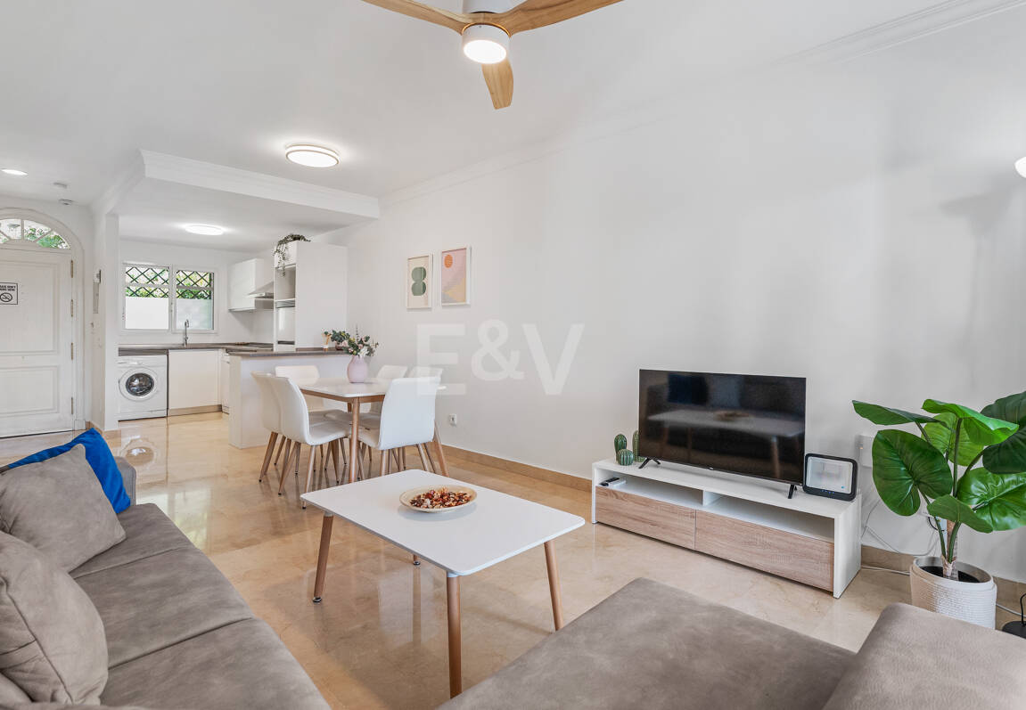 Vivir en el Jardín en Aloha Gardens, Nueva Andalucía, Marbella – Luminoso apartamento en planta baja de 2 dormitorios a poca distancia de Puerto Banús | Alquileres de media y larga estancia