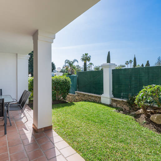 Vivir en el Jardín en Aloha Gardens, Nueva Andalucía, Marbella – Luminoso apartamento en planta baja de 2 dormitorios a poca distancia de Puerto Banús | Alquileres de media y larga estancia
