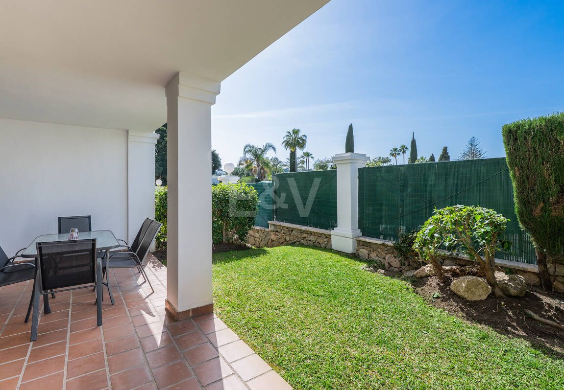 Vivir en el Jardín en Aloha Gardens, Nueva Andalucía, Marbella – Luminoso apartamento en planta baja de 2 dormitorios a poca distancia de Puerto Banús | Alquileres de media y larga estancia