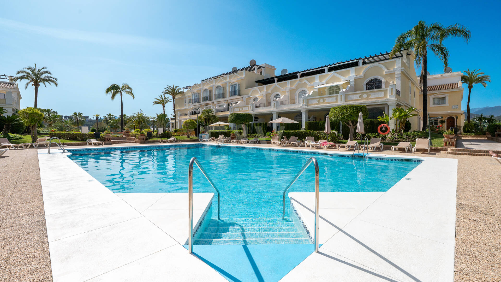 Vivir en el Jardín en Aloha Gardens, Nueva Andalucía, Marbella – Luminoso apartamento en planta baja de 2 dormitorios a poca distancia de Puerto Banús | Alquileres de media y larga estancia