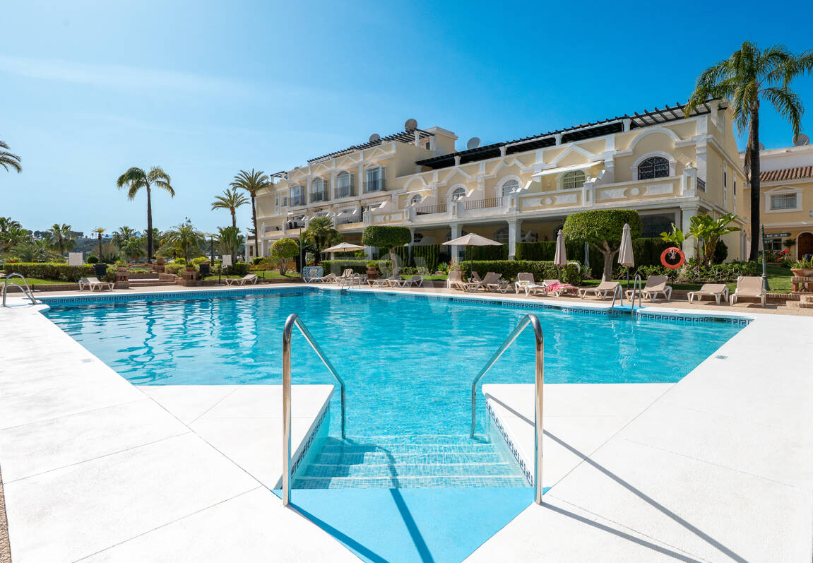 Vivir en el Jardín en Aloha Gardens, Nueva Andalucía, Marbella – Luminoso apartamento en planta baja de 2 dormitorios a poca distancia de Puerto Banús | Alquileres de media y larga estancia