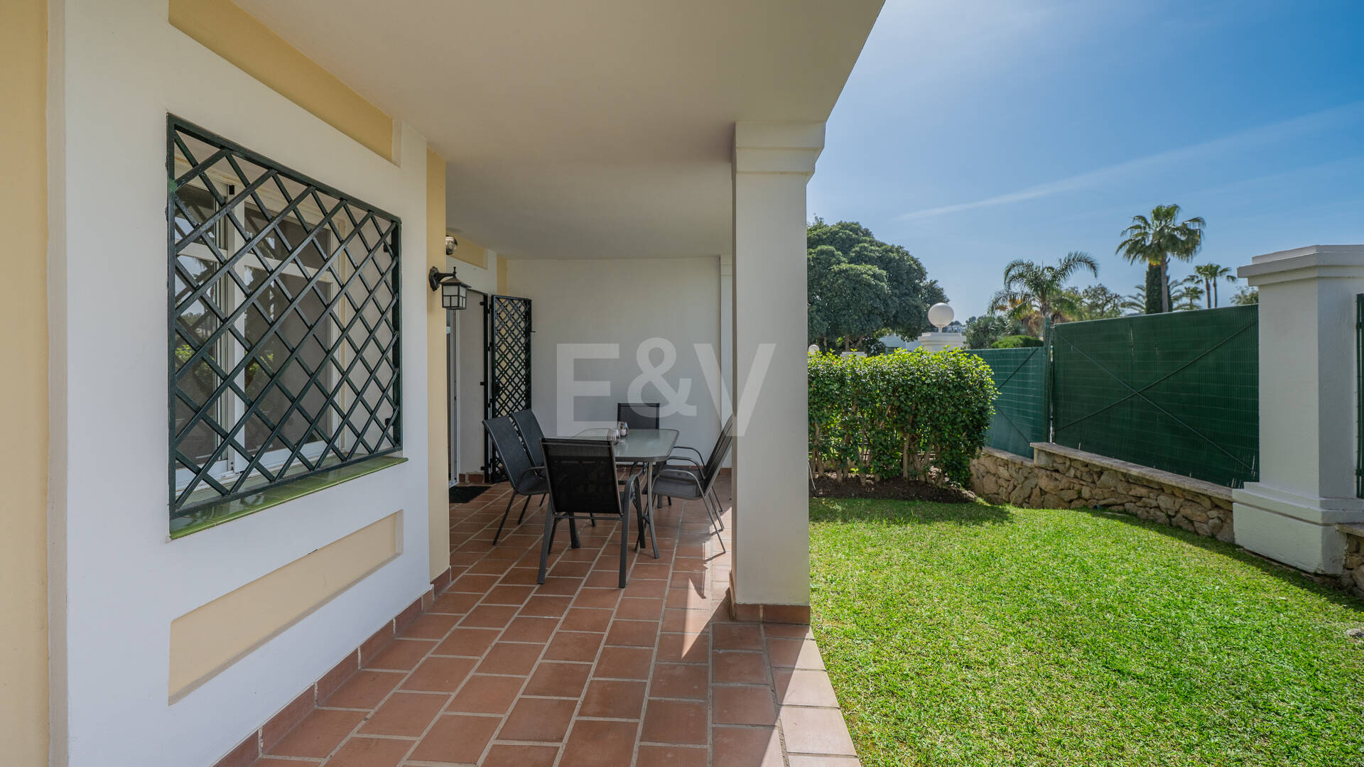 Vivir en el Jardín en Aloha Gardens, Nueva Andalucía, Marbella – Luminoso apartamento en planta baja de 2 dormitorios a poca distancia de Puerto Banús | Alquileres de media y larga estancia