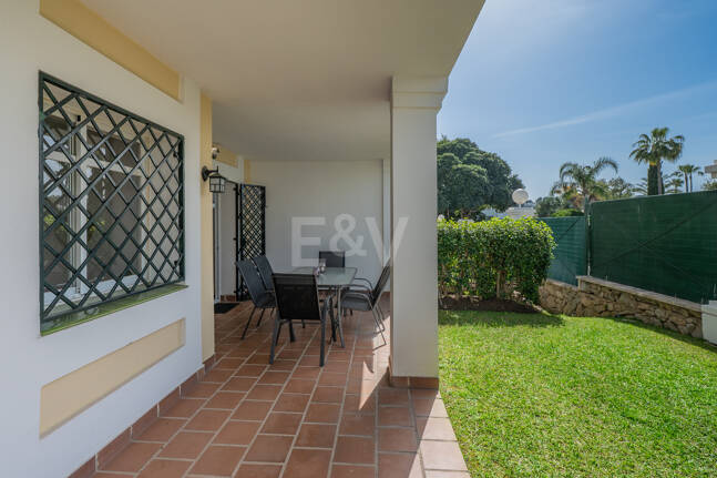 Vivir en el Jardín en Aloha Gardens, Nueva Andalucía, Marbella – Luminoso apartamento en planta baja de 2 dormitorios a poca distancia de Puerto Banús | Alquileres de media y larga estancia