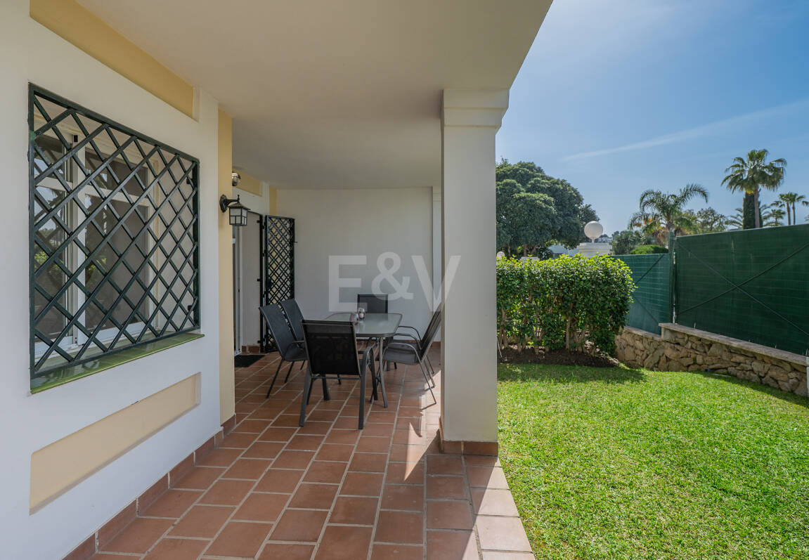 Vivir en el Jardín en Aloha Gardens, Nueva Andalucía, Marbella – Luminoso apartamento en planta baja de 2 dormitorios a poca distancia de Puerto Banús | Alquileres de media y larga estancia