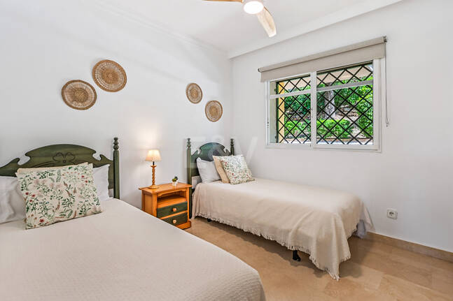 Vivir en el Jardín en Aloha Gardens, Nueva Andalucía, Marbella – Luminoso apartamento en planta baja de 2 dormitorios a poca distancia de Puerto Banús | Alquileres de media y larga estancia