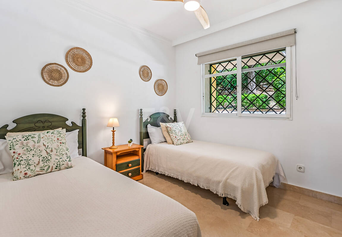 Vivir en el Jardín en Aloha Gardens, Nueva Andalucía, Marbella – Luminoso apartamento en planta baja de 2 dormitorios a poca distancia de Puerto Banús | Alquileres de media y larga estancia