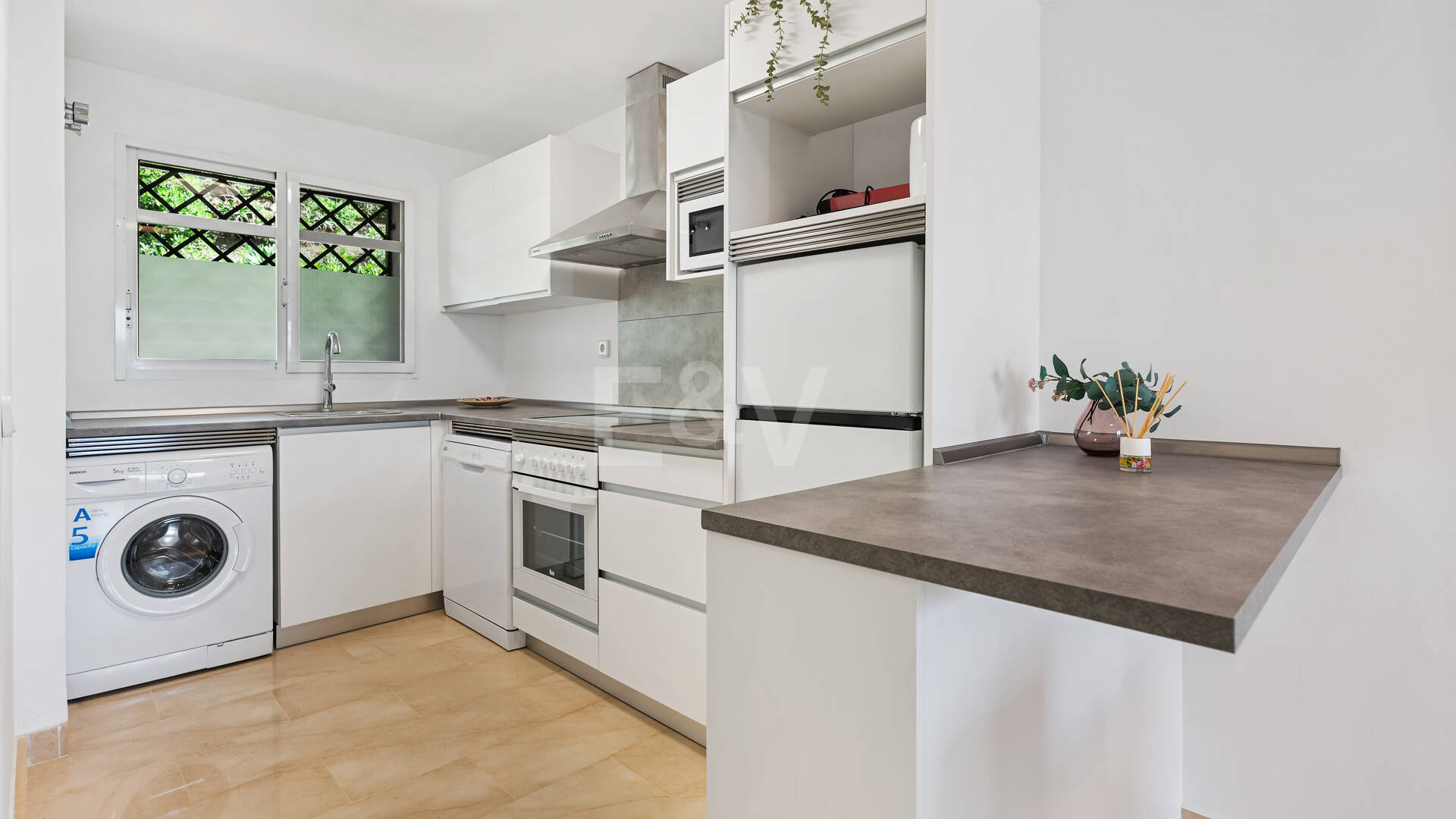 Vivir en el Jardín en Aloha Gardens, Nueva Andalucía, Marbella – Luminoso apartamento en planta baja de 2 dormitorios a poca distancia de Puerto Banús | Alquileres de media y larga estancia