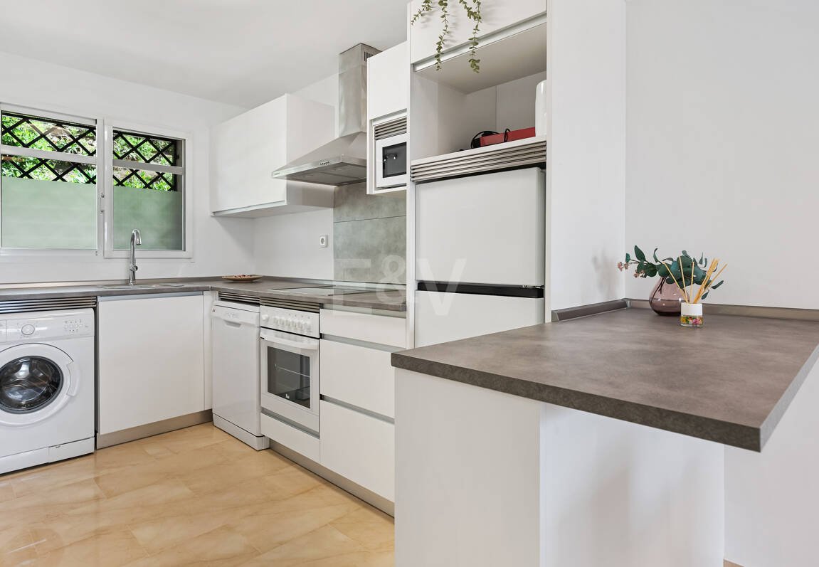 Vivir en el Jardín en Aloha Gardens, Nueva Andalucía, Marbella – Luminoso apartamento en planta baja de 2 dormitorios a poca distancia de Puerto Banús | Alquileres de media y larga estancia