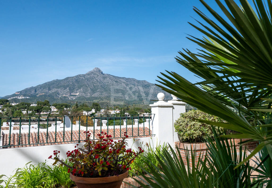 Vivir en el Jardín en Aloha Gardens, Nueva Andalucía, Marbella – Luminoso apartamento en planta baja de 2 dormitorios a poca distancia de Puerto Banús | Alquileres de media y larga estancia