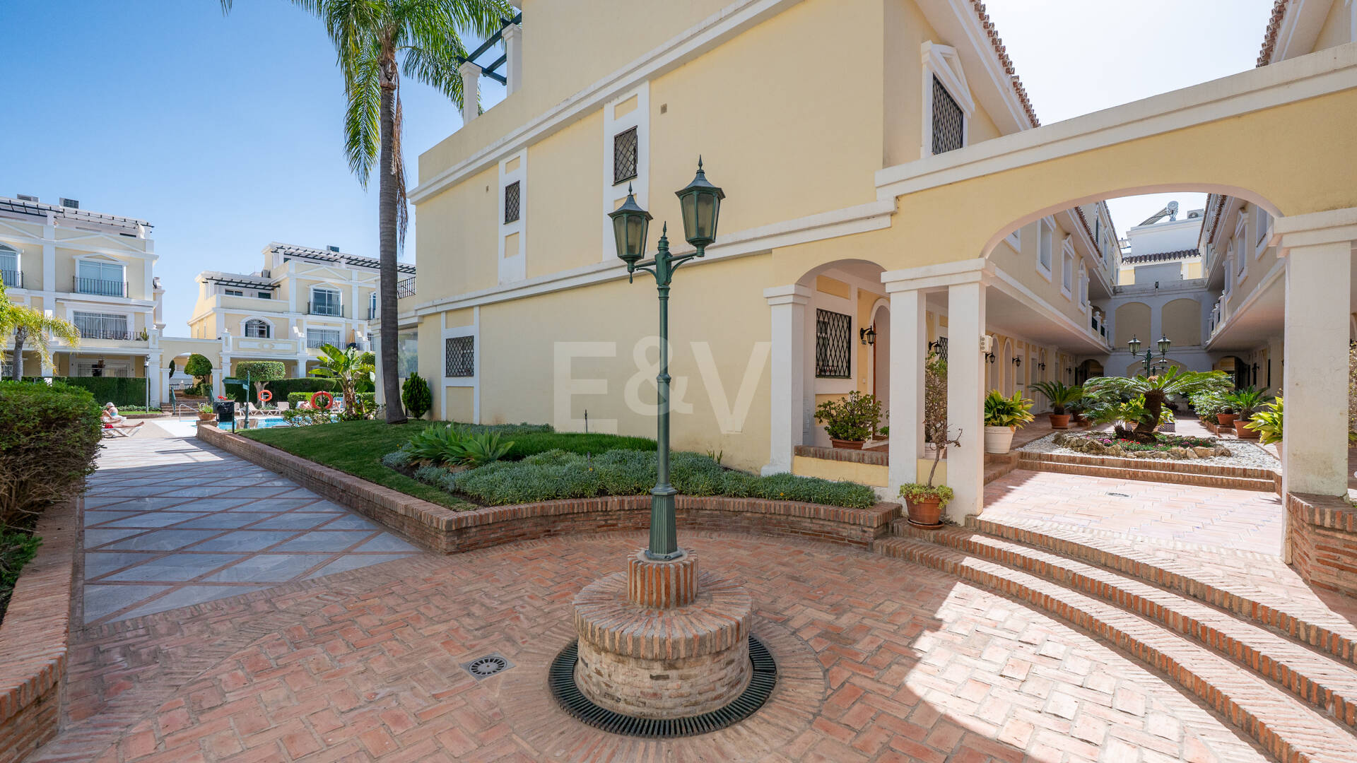 Vivir en el Jardín en Aloha Gardens, Nueva Andalucía, Marbella – Luminoso apartamento en planta baja de 2 dormitorios a poca distancia de Puerto Banús | Alquileres de media y larga estancia