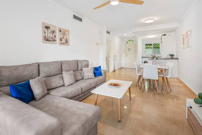 Vivir en el Jardín en Aloha Gardens, Nueva Andalucía, Marbella – Luminoso apartamento en planta baja de 2 dormitorios a poca distancia de Puerto Banús | Alquileres de media y larga estancia