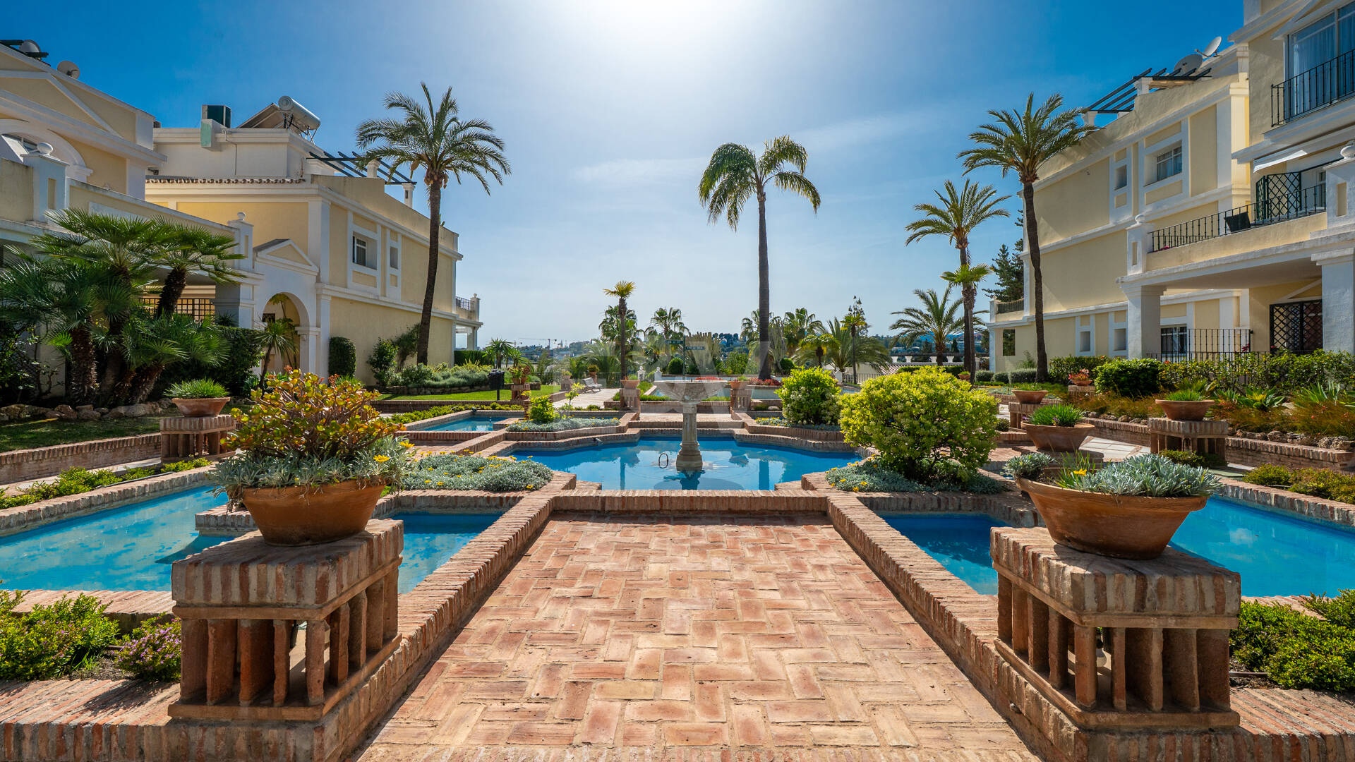 Vivir en el Jardín en Aloha Gardens, Nueva Andalucía, Marbella – Luminoso apartamento en planta baja de 2 dormitorios a poca distancia de Puerto Banús | Alquileres de media y larga estancia