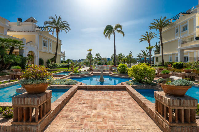 Vivir en el Jardín en Aloha Gardens, Nueva Andalucía, Marbella – Luminoso apartamento en planta baja de 2 dormitorios a poca distancia de Puerto Banús | Alquileres de media y larga estancia