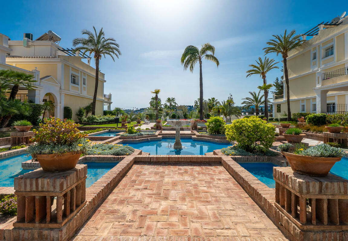 Vivir en el Jardín en Aloha Gardens, Nueva Andalucía, Marbella – Luminoso apartamento en planta baja de 2 dormitorios a poca distancia de Puerto Banús | Alquileres de media y larga estancia