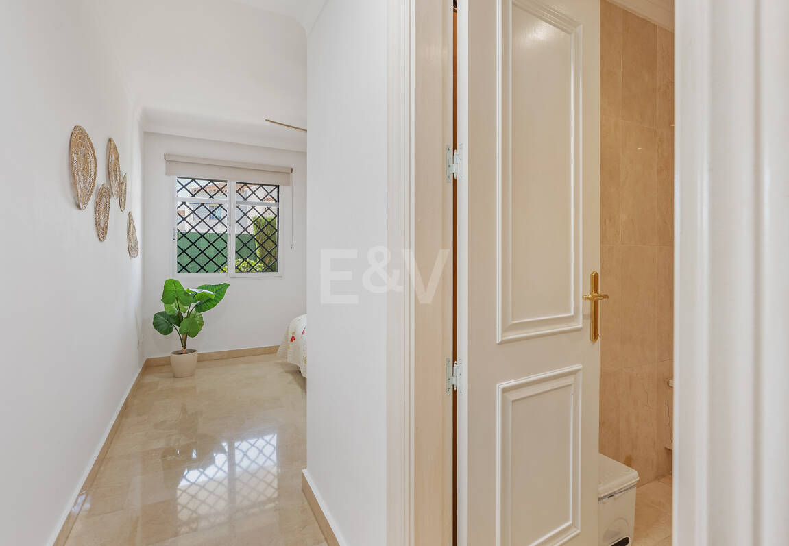 Vivir en el Jardín en Aloha Gardens, Nueva Andalucía, Marbella – Luminoso apartamento en planta baja de 2 dormitorios a poca distancia de Puerto Banús | Alquileres de media y larga estancia