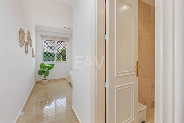 Vivir en el Jardín en Aloha Gardens, Nueva Andalucía, Marbella – Luminoso apartamento en planta baja de 2 dormitorios a poca distancia de Puerto Banús | Alquileres de media y larga estancia