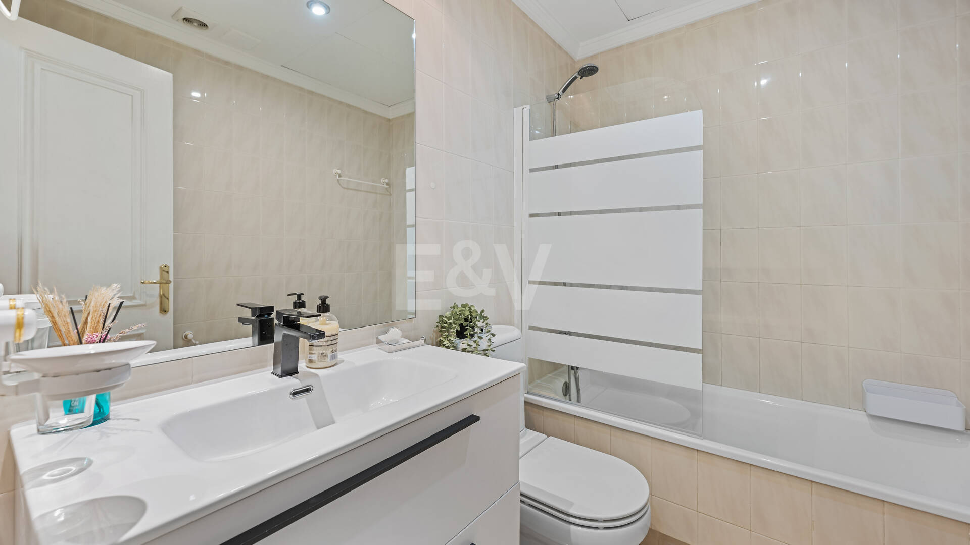 Vivir en el Jardín en Aloha Gardens, Nueva Andalucía, Marbella – Luminoso apartamento en planta baja de 2 dormitorios a poca distancia de Puerto Banús | Alquileres de media y larga estancia