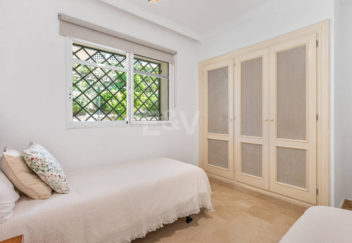 Vivir en el Jardín en Aloha Gardens, Nueva Andalucía, Marbella – Luminoso apartamento en planta baja de 2 dormitorios a poca distancia de Puerto Banús | Alquileres de media y larga estancia