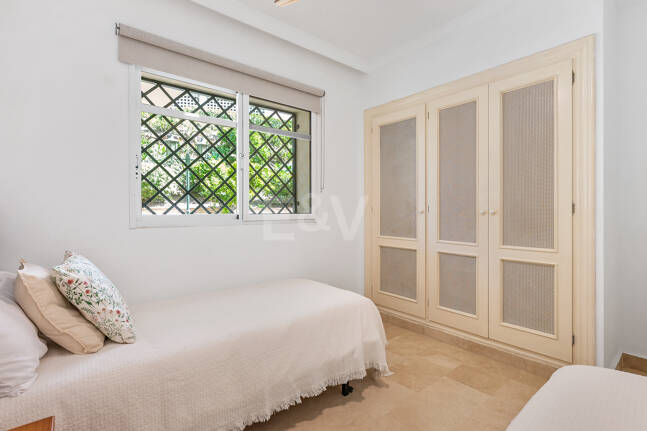 Vivir en el Jardín en Aloha Gardens, Nueva Andalucía, Marbella – Luminoso apartamento en planta baja de 2 dormitorios a poca distancia de Puerto Banús | Alquileres de media y larga estancia