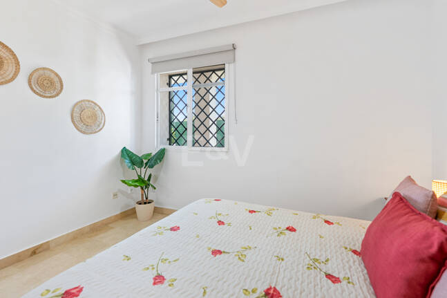 Vivir en el Jardín en Aloha Gardens, Nueva Andalucía, Marbella – Luminoso apartamento en planta baja de 2 dormitorios a poca distancia de Puerto Banús | Alquileres de media y larga estancia