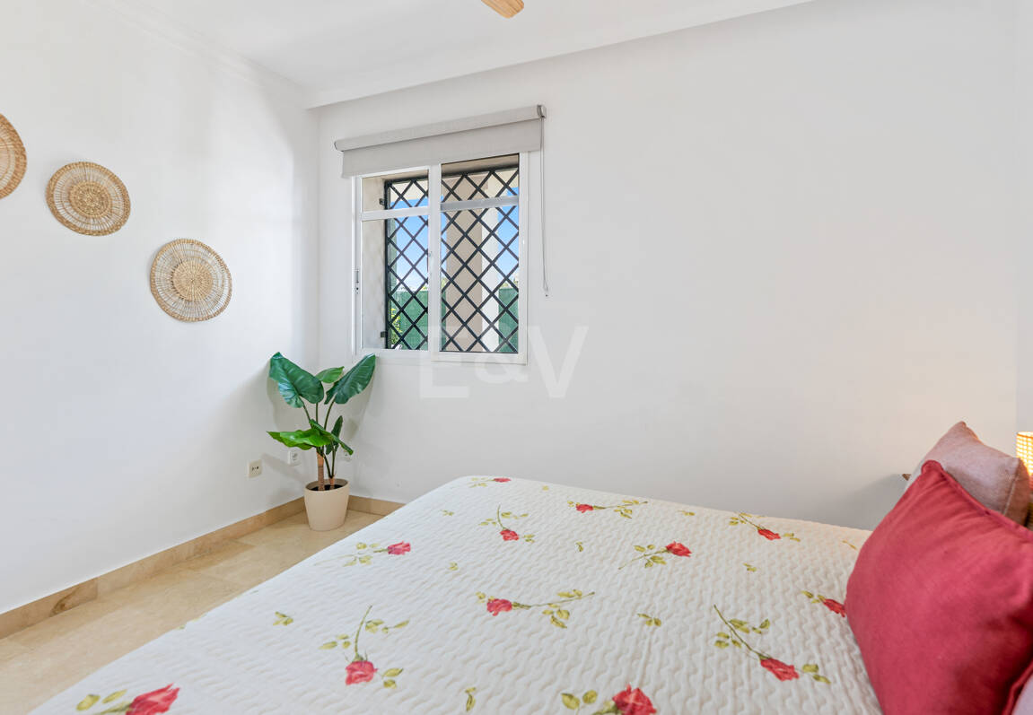 Vivir en el Jardín en Aloha Gardens, Nueva Andalucía, Marbella – Luminoso apartamento en planta baja de 2 dormitorios a poca distancia de Puerto Banús | Alquileres de media y larga estancia