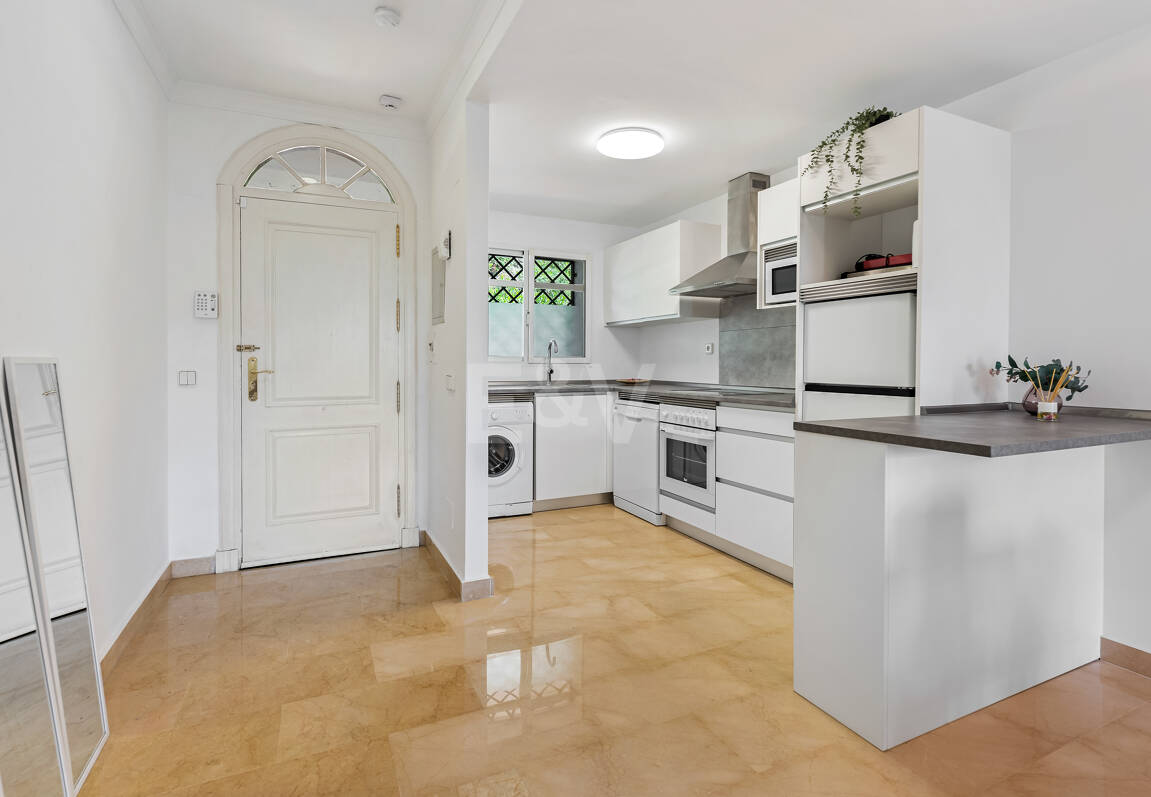 Vivir en el Jardín en Aloha Gardens, Nueva Andalucía, Marbella – Luminoso apartamento en planta baja de 2 dormitorios a poca distancia de Puerto Banús | Alquileres de media y larga estancia