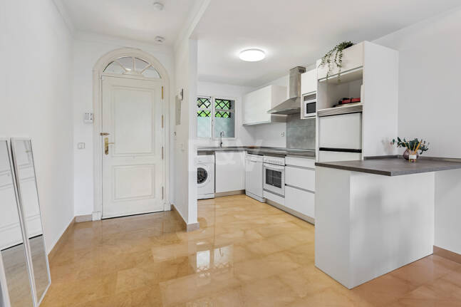 Vivir en el Jardín en Aloha Gardens, Nueva Andalucía, Marbella – Luminoso apartamento en planta baja de 2 dormitorios a poca distancia de Puerto Banús | Alquileres de media y larga estancia