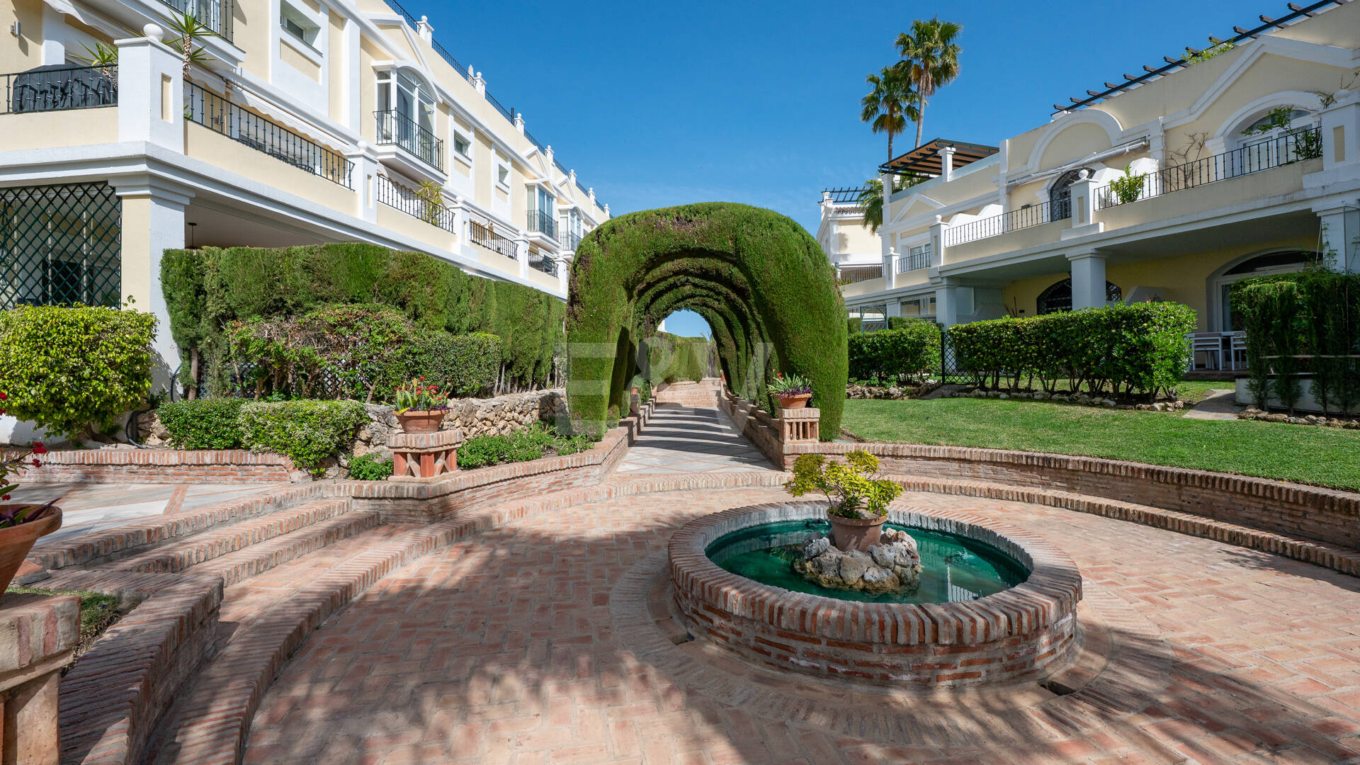 Vivir en el Jardín en Aloha Gardens, Nueva Andalucía, Marbella – Luminoso apartamento en planta baja de 2 dormitorios a poca distancia de Puerto Banús | Alquileres de media y larga estancia